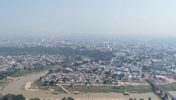 As cidades de Rio Branco e Porto Velho sucumbem com a fumaça das queimadas na Amazônia