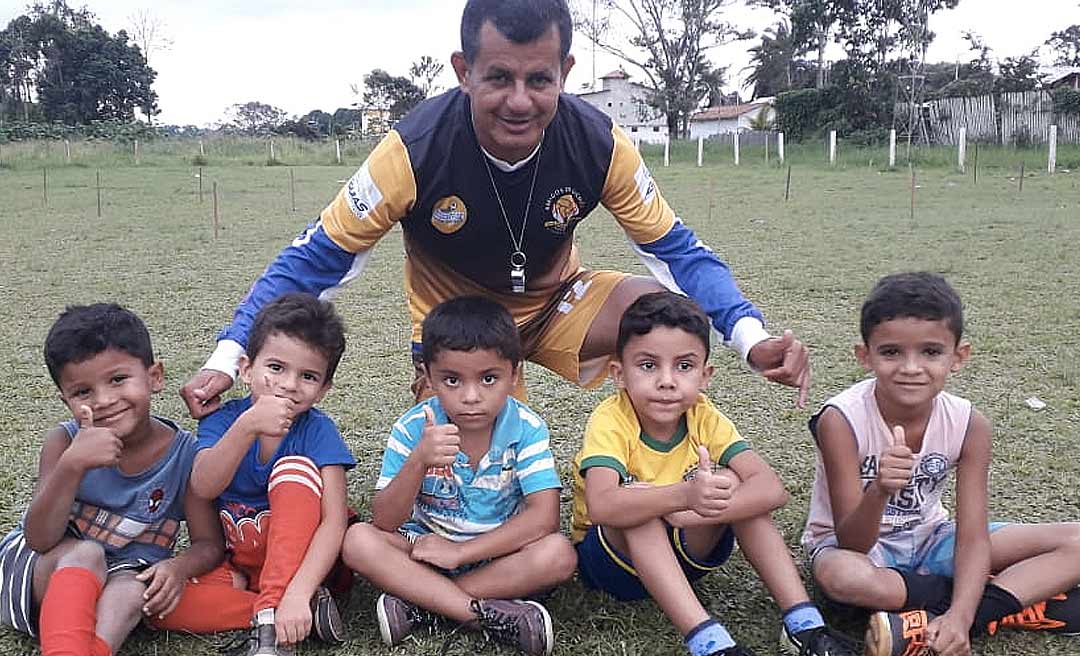 Professor busca apoio para continuar escolinha de futebol que atende mais de 600 crianças em Jordão