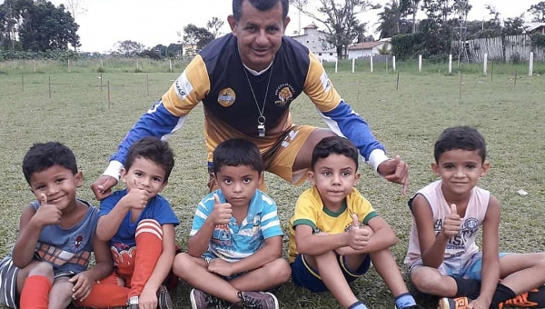 Professor busca apoio para continuar escolinha de futebol que atende mais de 600 crianças em Jordão