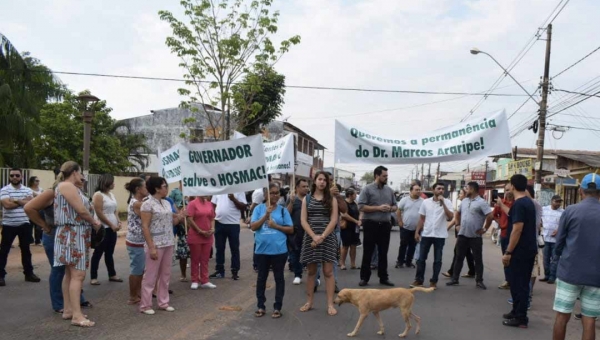 Servidores e pacientes do Hosmac fecham estrada da Sobral contra retirada de diretor e pedindo melhorias  