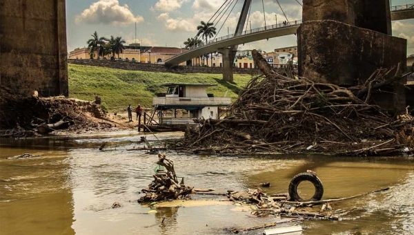 Fotojornalista acreano mostra em vídeo e fotos, poluição no rio Acre em Rio Branco; Veja