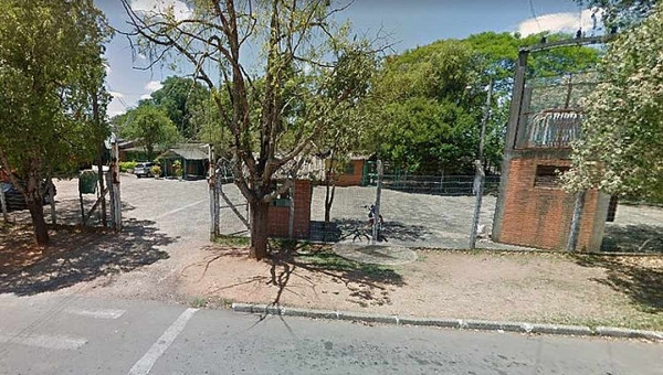 Adolescente invade escola com machadinha e ataca alunos e professora