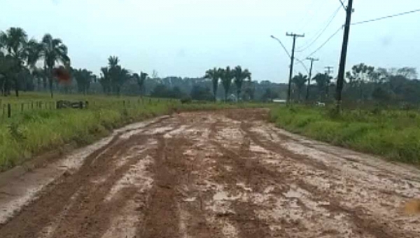 Internauta mostra estrada do aeroporto de Feijó em péssimas condições após a chuva desta terça-feira