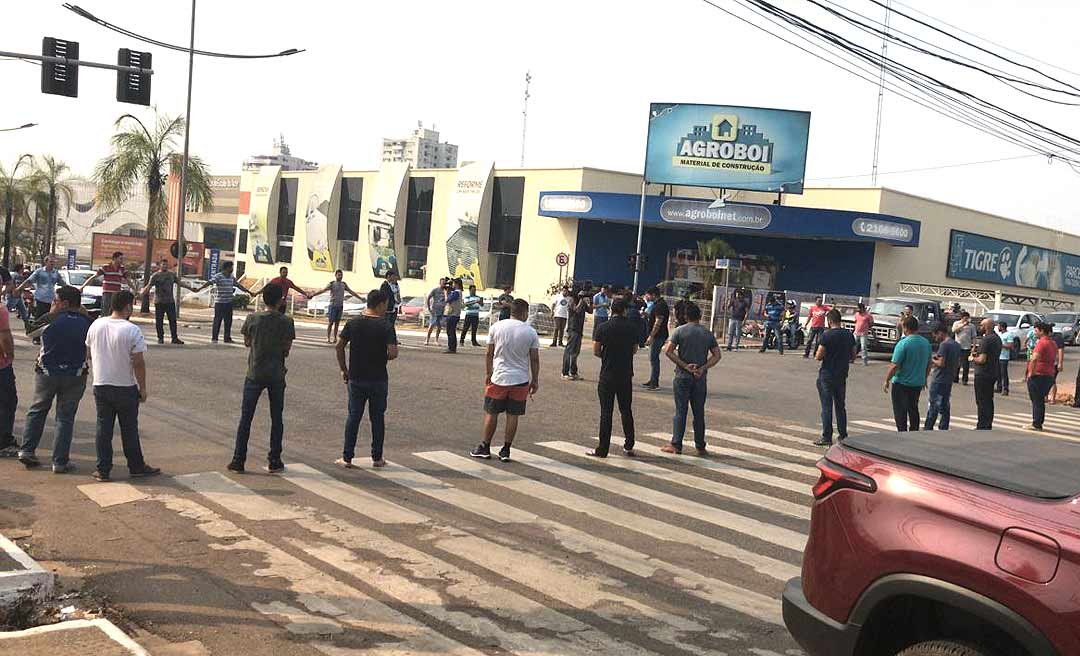 Trabalhadores de aplicativos fecham o cruzamento da Agroboi, na Ceará, em protesto contra agressão de taxista a motorista