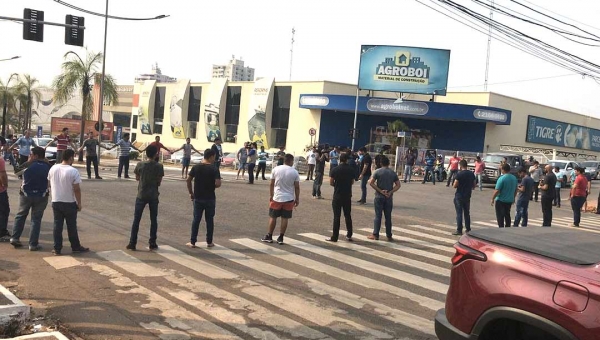 Trabalhadores de aplicativos fecham o cruzamento da Agroboi, na Ceará, em protesto contra agressão de taxista a motorista