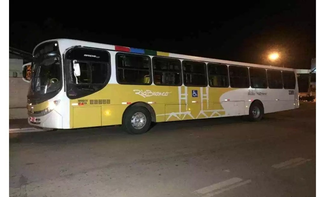 Ônibus da Sobral é assaltado por trio que leva R$ 200 e o celular do motorista além de bens dos passageiros