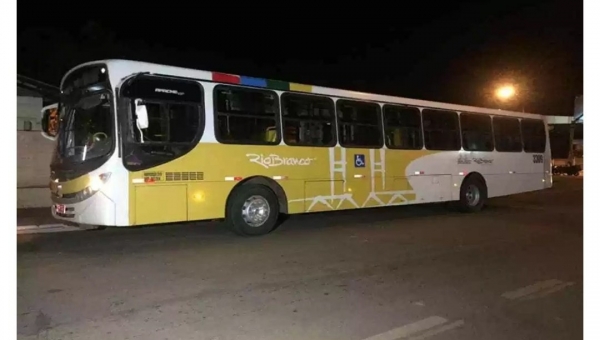 Ônibus da Sobral é assaltado por trio que leva R$ 200 e o celular do motorista além de bens dos passageiros