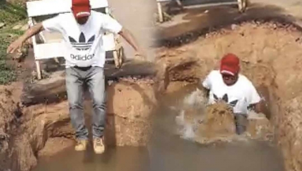 Em protesto, ativista pula em buraco que virou "piscina" em rua de Feijó