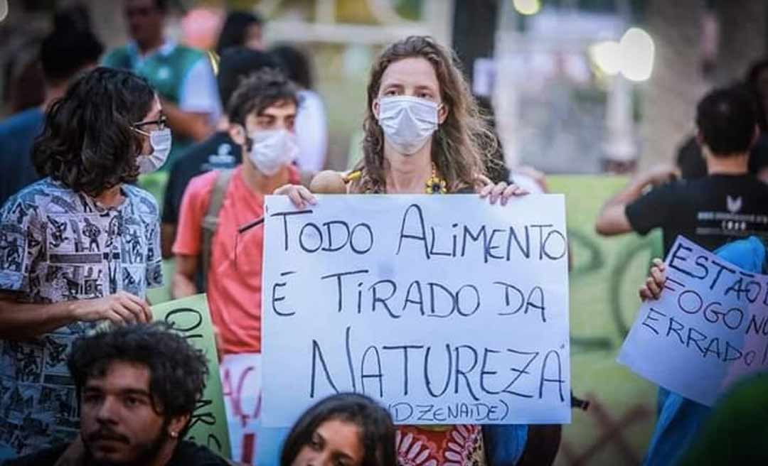 Com cartazes e faixas, ativistas protestam em Rio Branco contra queimadas na Amazônia