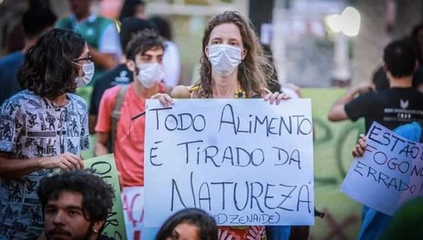 Com cartazes e faixas, ativistas protestam em Rio Branco contra queimadas na Amazônia