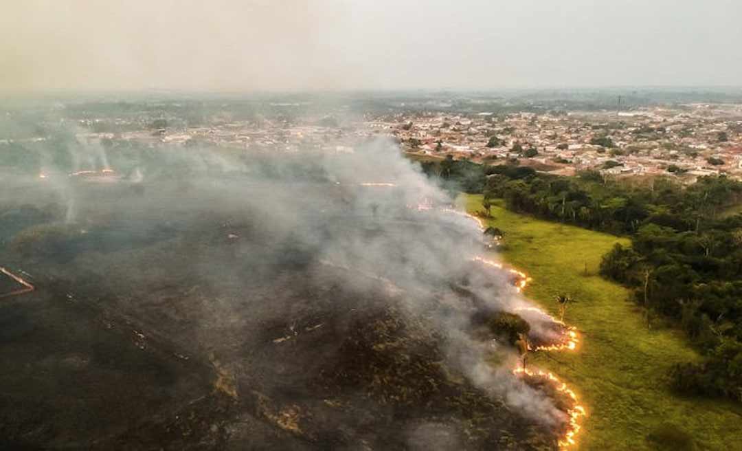 Tropas federais já podem atuar no Acre no combate aos incêndios, determina Bolsonaro