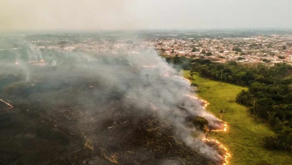 Tropas federais já podem atuar no Acre no combate aos incêndios, determina Bolsonaro