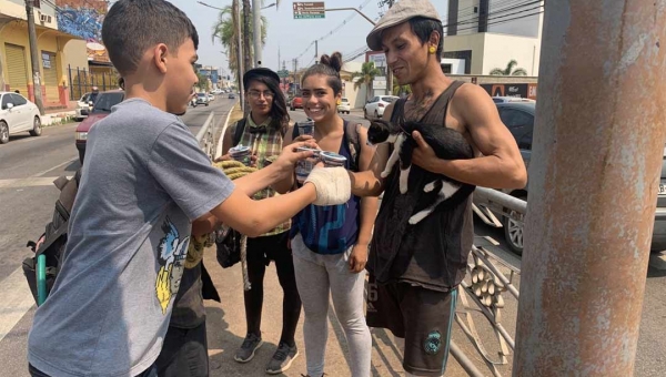 Igreja evangélica distribui água mineral de graça em Rio Branco