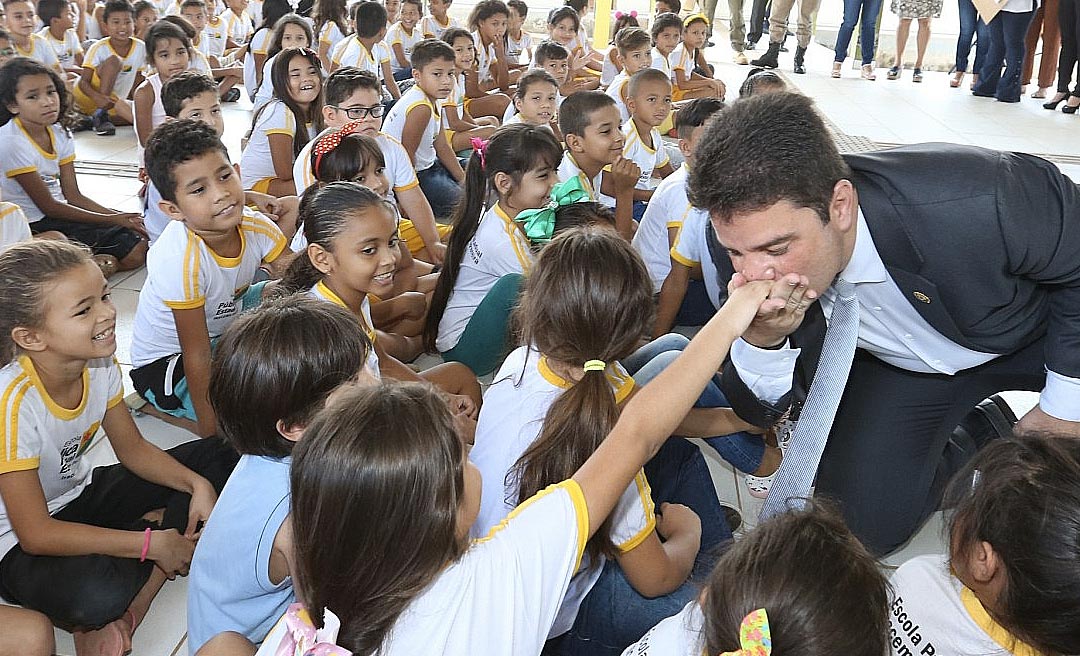 Gladson lança programa Olhar Digital em escola pública de Rio Branco