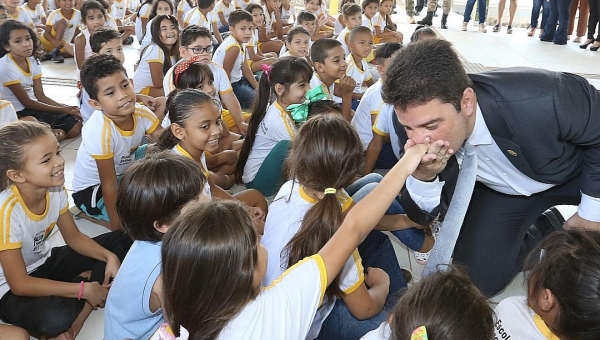 Gladson lança programa Olhar Digital em escola pública de Rio Branco