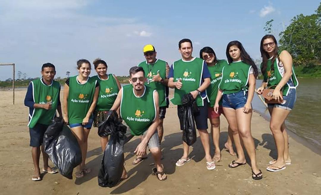 Grupo de voluntários faz serviço de limpeza em praia de Tarauacá, no interior do Acre