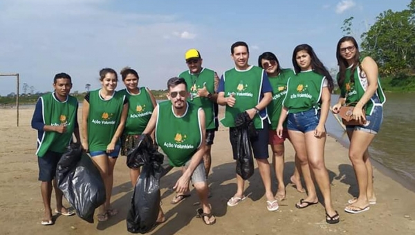 Grupo de voluntários faz serviço de limpeza em praia de Tarauacá, no interior do Acre