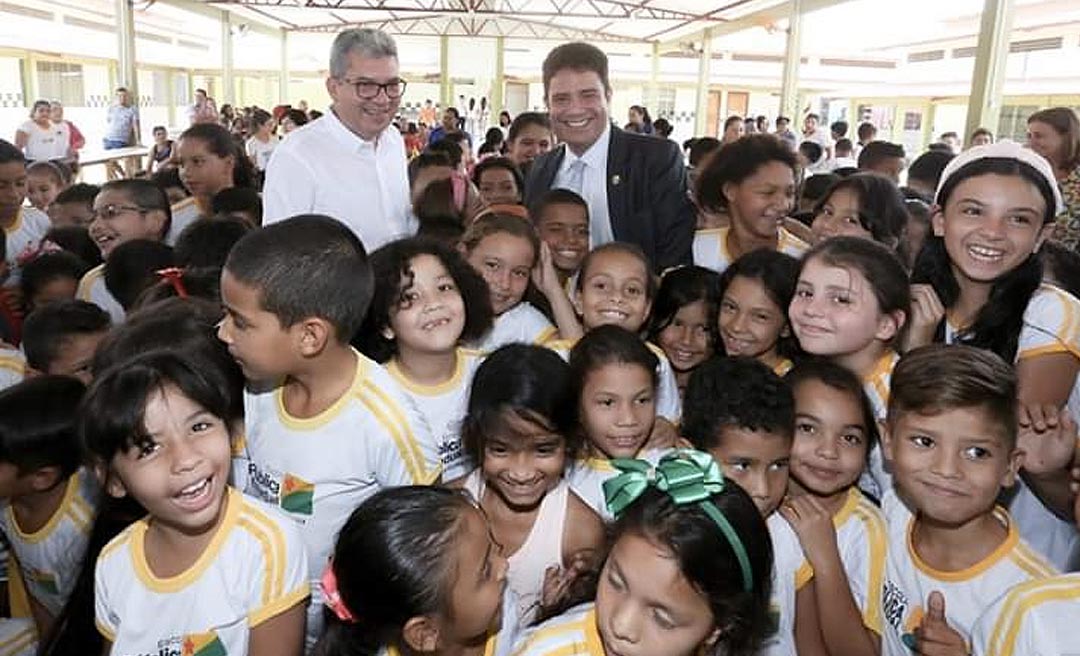 Gladson compra do próprio bolso 100 bicicletas e doa a crianças de escola pública em Rio Branco