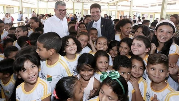 Gladson compra do próprio bolso 100 bicicletas e doa a crianças de escola pública em Rio Branco