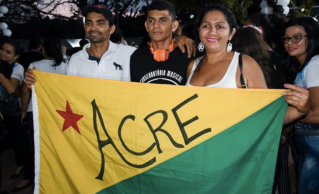 Cruzeirenses recepcionam no aeroporto integrantes do coral do Conservatório Musical do Juruá