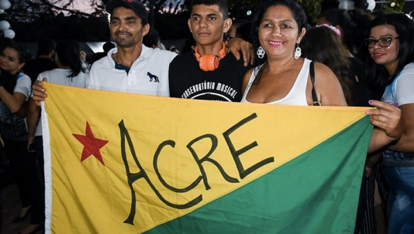 Cruzeirenses recepcionam no aeroporto integrantes do coral do Conservatório Musical do Juruá