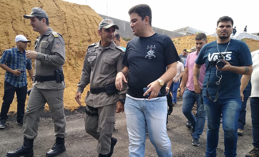 Vestido de COE, Gladson inaugura Centro de Treinamento de Tiro Policial da PM de Cruzeiro do Sul