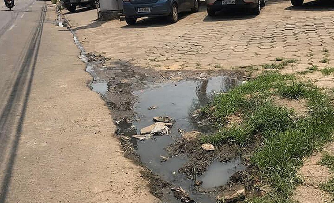 Padre Massimo Lombardi reclama de esgoto a céu aberto em calçada na frente de clínicas em Rio Branco