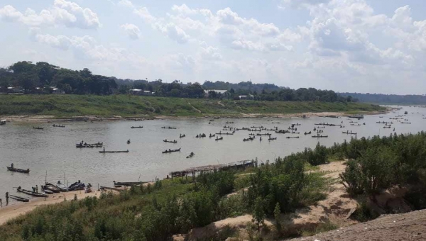 Piracema atrai enorme quantidade de pescadores ao rio Purus em Boca do Acre