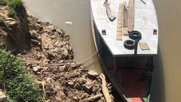 Mesmo após acidente, transporte de combustíveis em barcos em Cruzeiro do Sul continua irregular