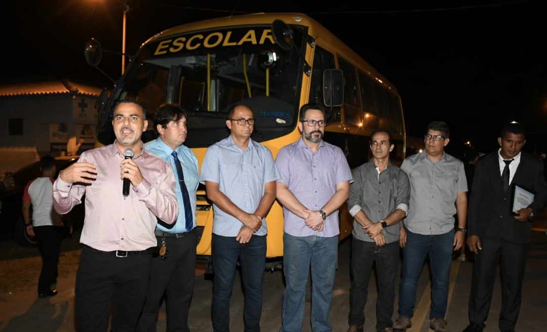 Prefeitura de Cruzeiro do Sul adquire ônibus adaptado para atender demanda escolar rural