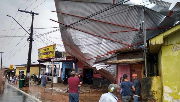 Temporal destrói coberturas e derruba árvores; moradores de bairros relatam chuva de granizo