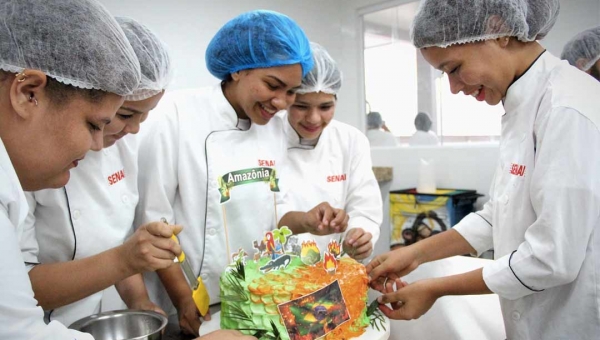 Batalha dos Confeiteiros para avaliar boas práticas desafia alunos da Escola SENAI