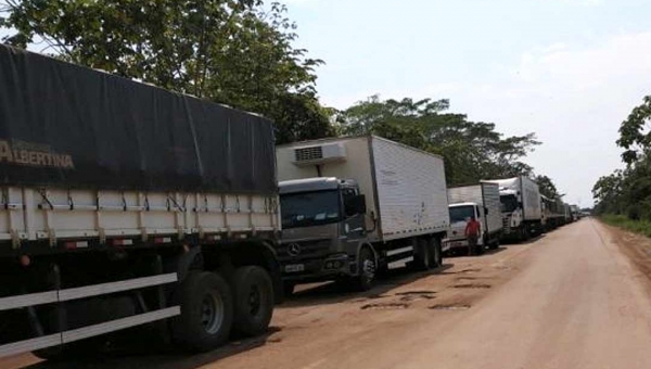 Cerca de 200 caminhões e carretas em viagem para o Acre formam fila à espera da balsa do Madeira; há motoristas há quase dois dias no trecho