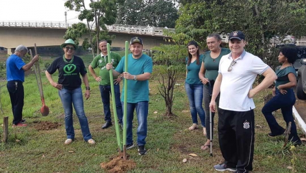 No Dia da Amazônia, PV faz plantio de árvores às margens do rio Acre, em Rio Branco