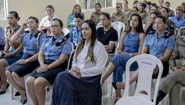 Primeira-dama participa de café da manhã com militares femininas