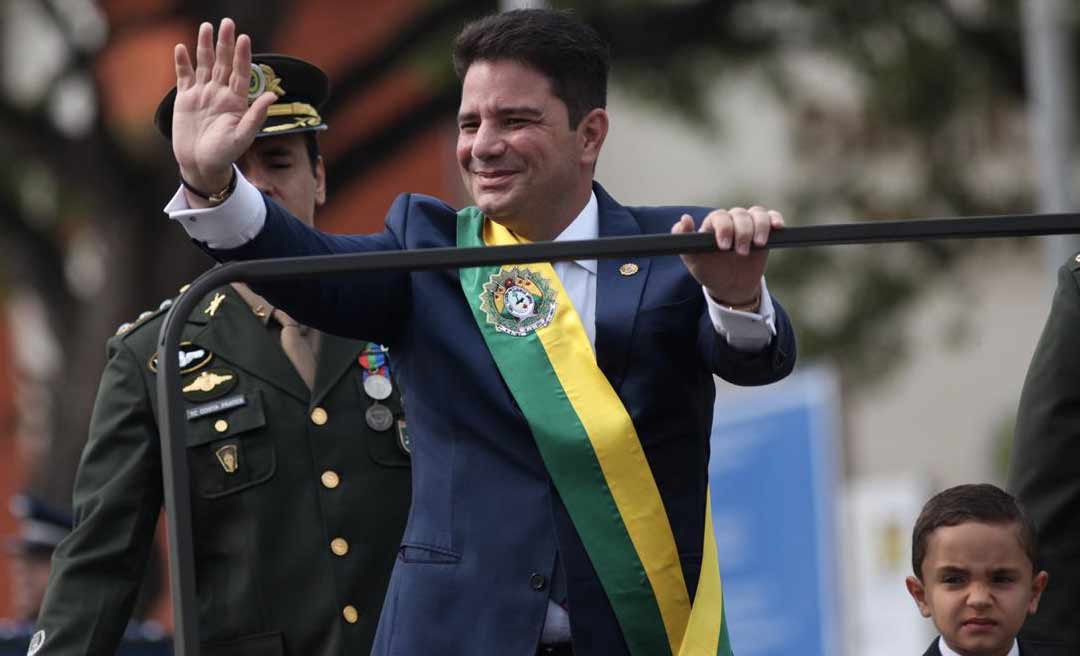 Desfile da Independência no Acre teve Gladson com filho desfilando em carro do Exército e presença de Nabor Júnior