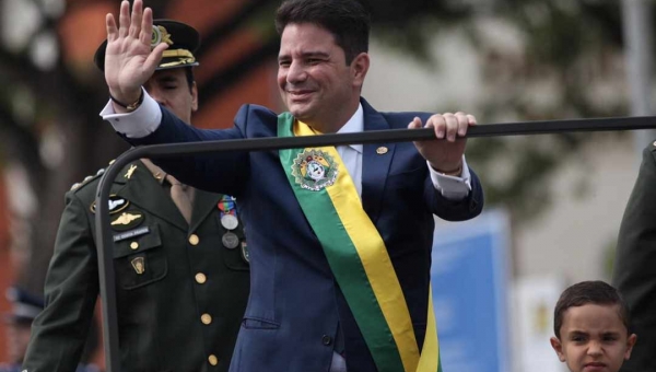 Desfile da Independência no Acre teve Gladson com filho desfilando em carro do Exército e presença de Nabor Júnior