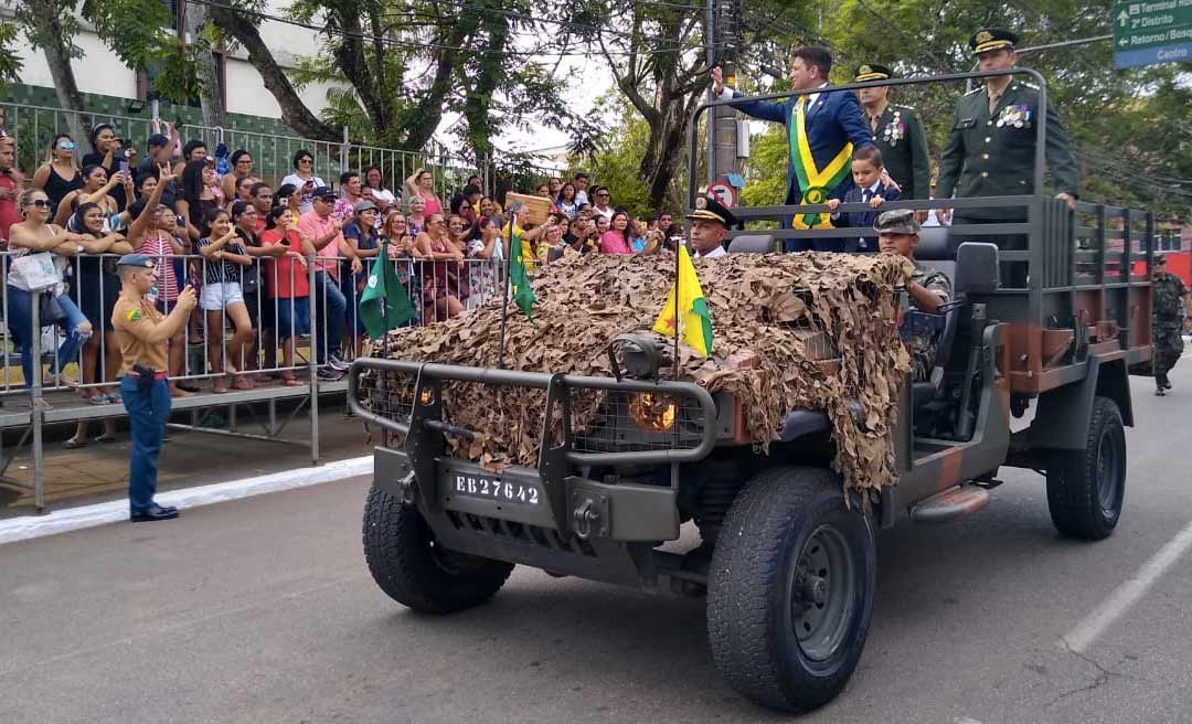 Com o filho Guilherme, Gladson desfila em carro aberto do Exército no desfile da Independência