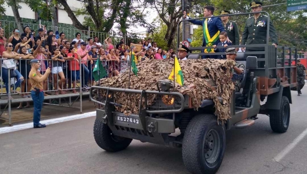 Com o filho Guilherme, Gladson desfila em carro aberto do Exército no desfile da Independência