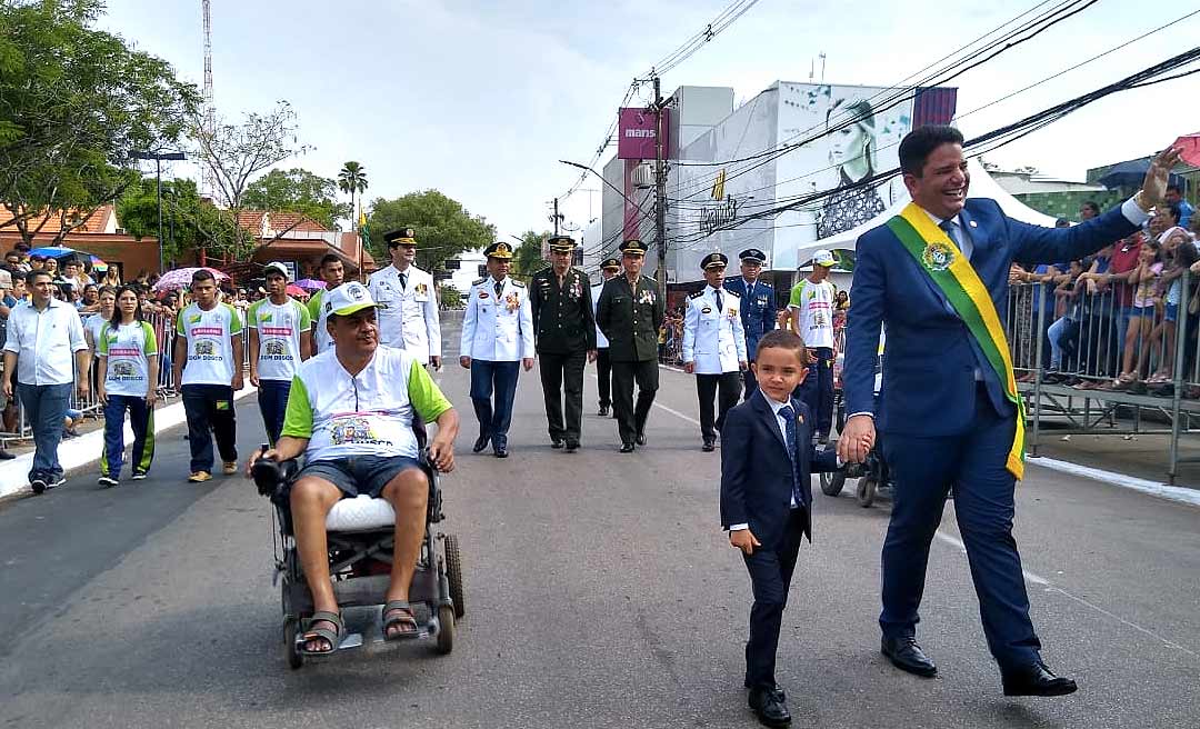 Atletas paralímpicos abrem desfile da Independência em Rio Branco e são condecorados pelo governador