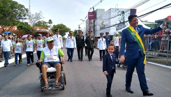 Atletas paralímpicos abrem desfile da Independência em Rio Branco e são condecorados pelo governador