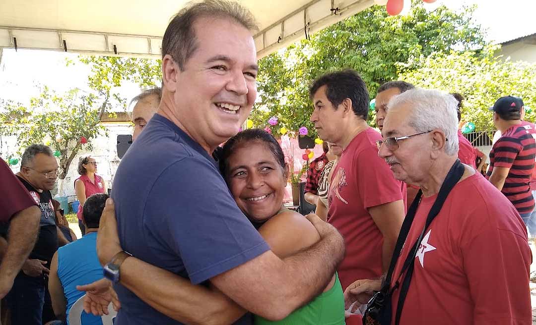 Tião Viana comparece à sede do PT para votar, posa para fotos, mas evita entrevista