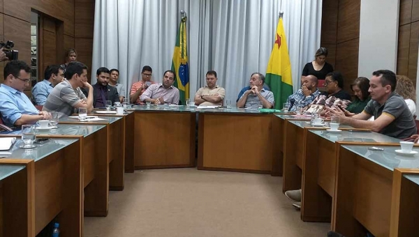 Reunião entre governo e sindicatos termina sem acordo e greve da Saúde do Acre por tempo indeterminado está mantida