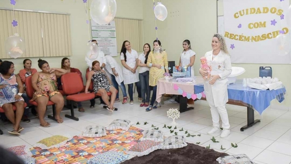 Gestantes recebem dicas de cuidados com recém-nascidos na Maternidade Bárbara Heliodora