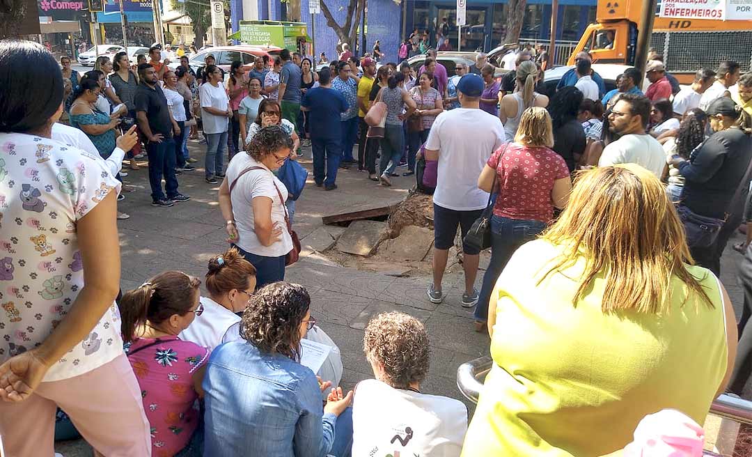 Saúde do Acre entra em greve; servidores rezam Pai Nosso na frente do prédio da Sesacre