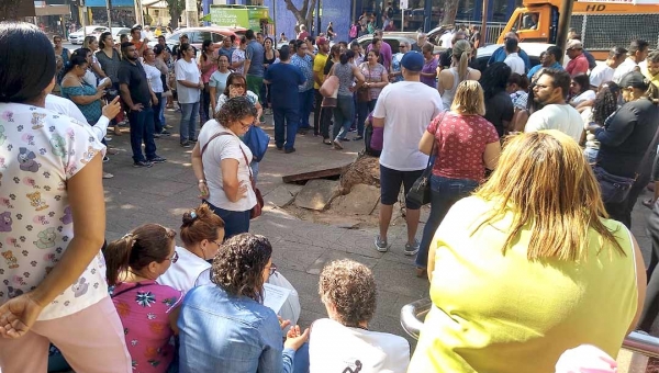 Saúde do Acre entra em greve; servidores rezam Pai Nosso na frente do prédio da Sesacre