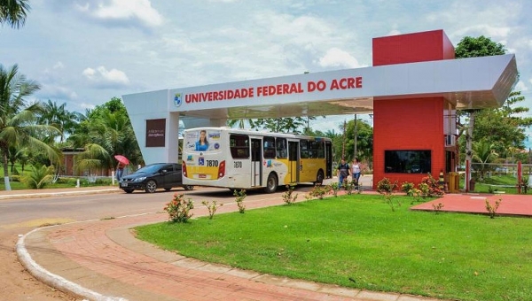 Alunos de Jornalismo da Ufac lançam 2 edições da revista ‘A Catraia’