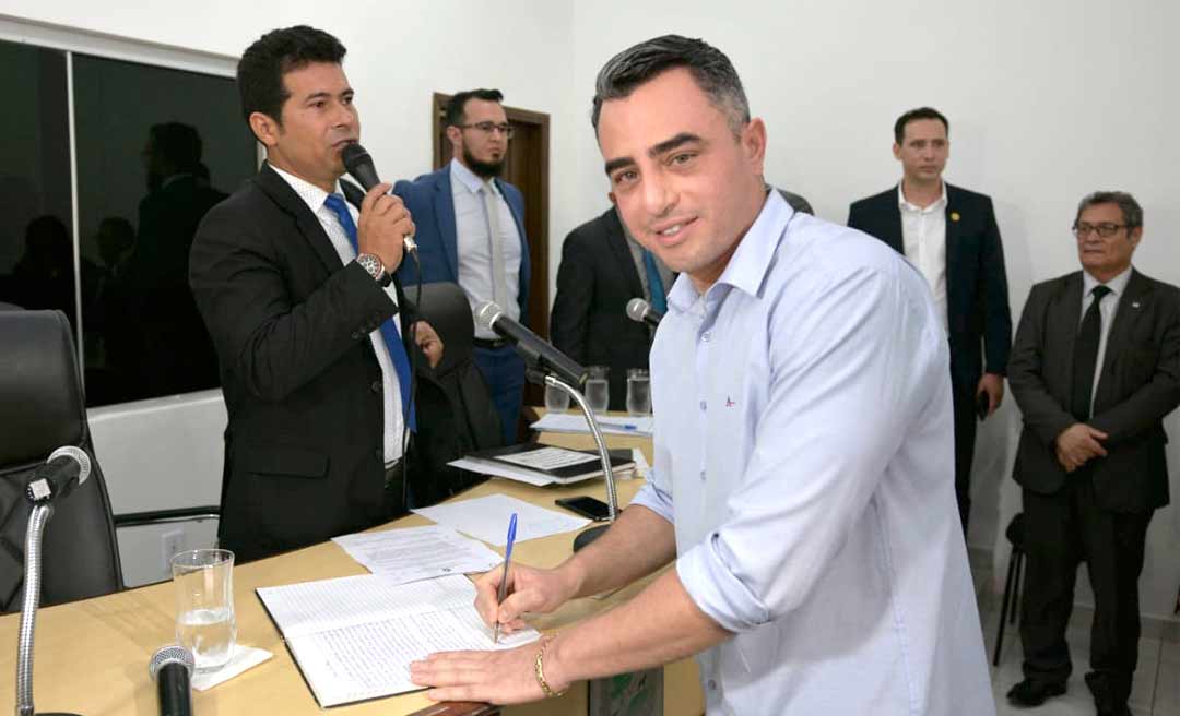 Acompanhado de seu advogado e do vice-governador, André Maia reassume a prefeitura Senador Guiomard