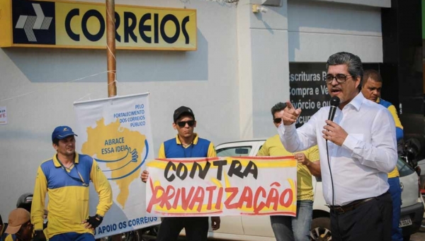 Edvaldo participa de ato grevista dos Correios e critica privatização de estatal