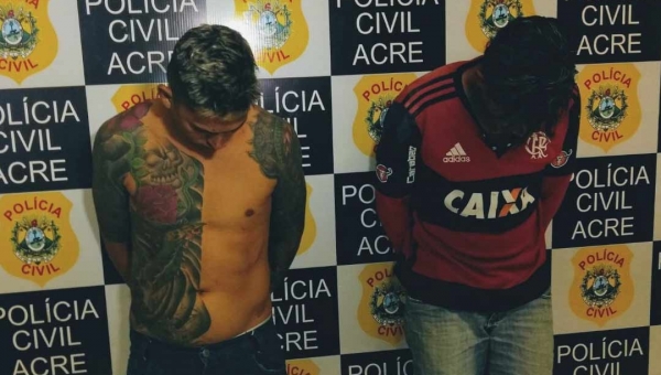 Polícia Civil prende dois homens com pistola, escopeta e 490 trouxinhas de droga